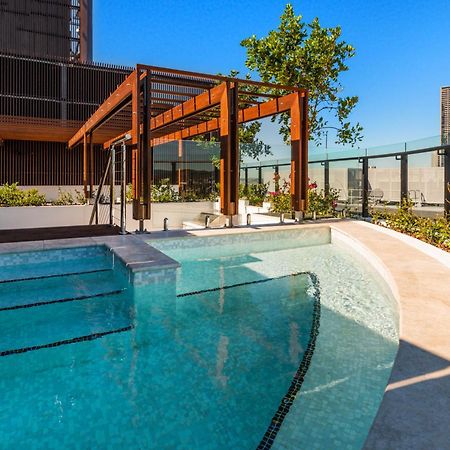 Fv By Peppers Aparthotel Brisbane Ngoại thất bức ảnh The rooftop pool at the Emporium Hotel South Bank