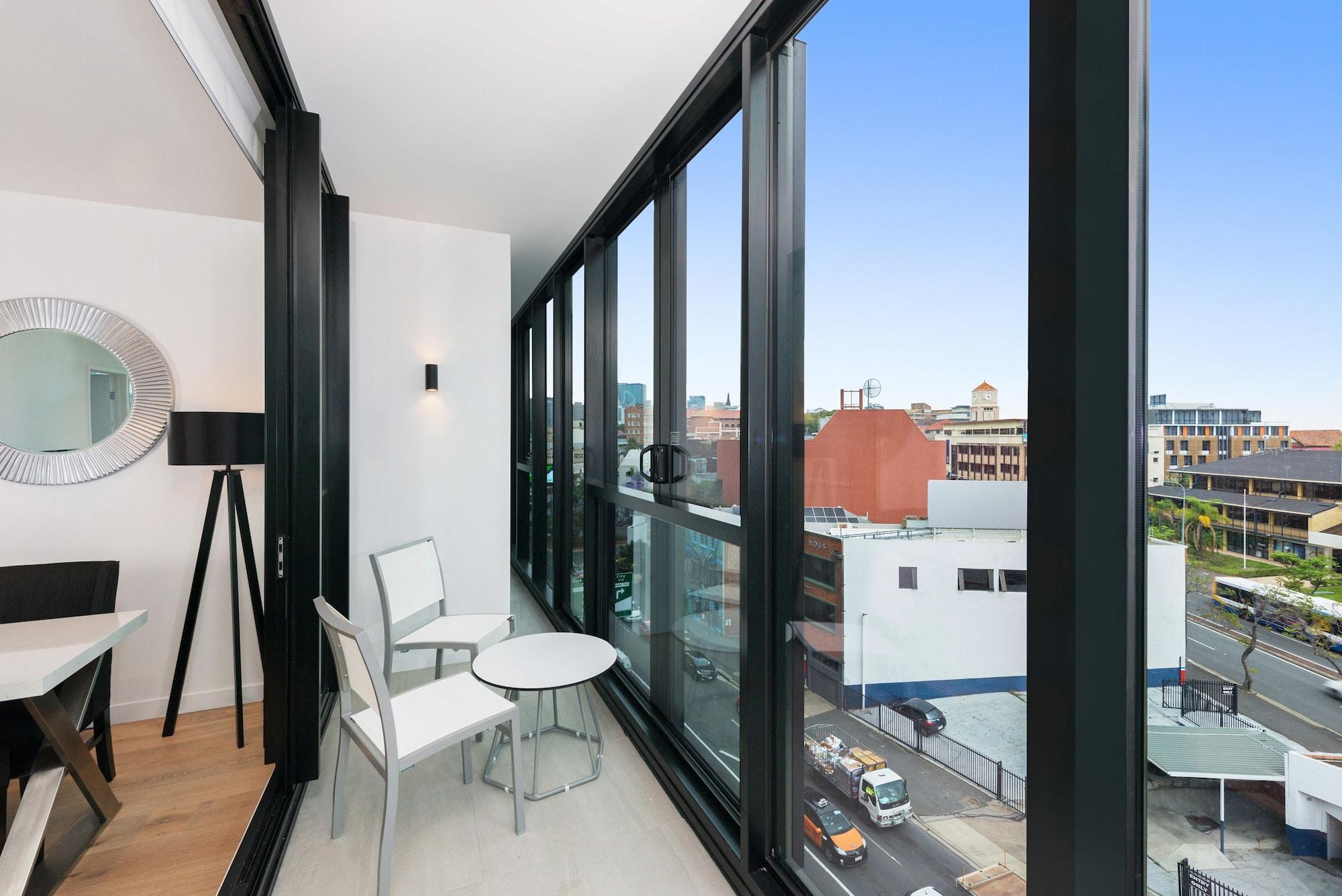 Fv By Peppers Aparthotel Brisbane Ngoại thất bức ảnh A balcony in an apartment