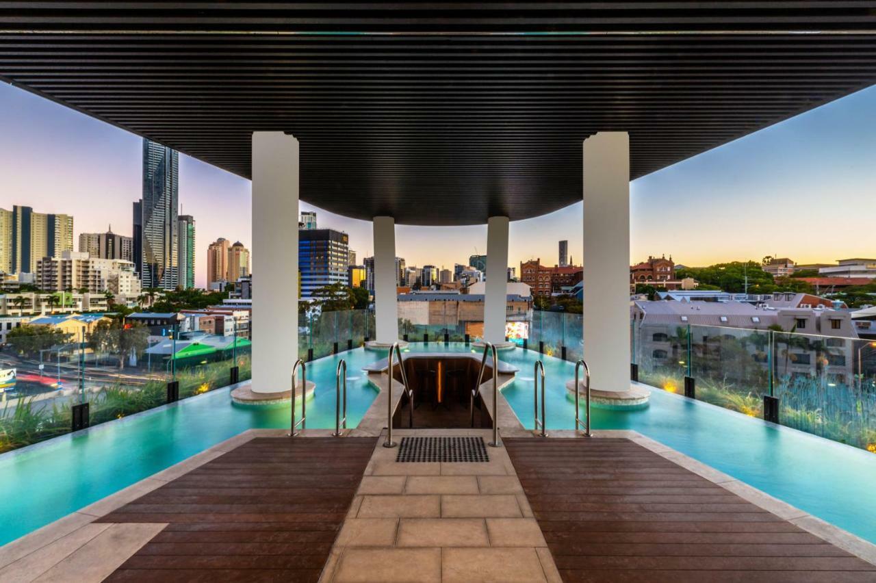 Fv By Peppers Aparthotel Brisbane Ngoại thất bức ảnh The pool at the rooftop of the Emporium South Bank