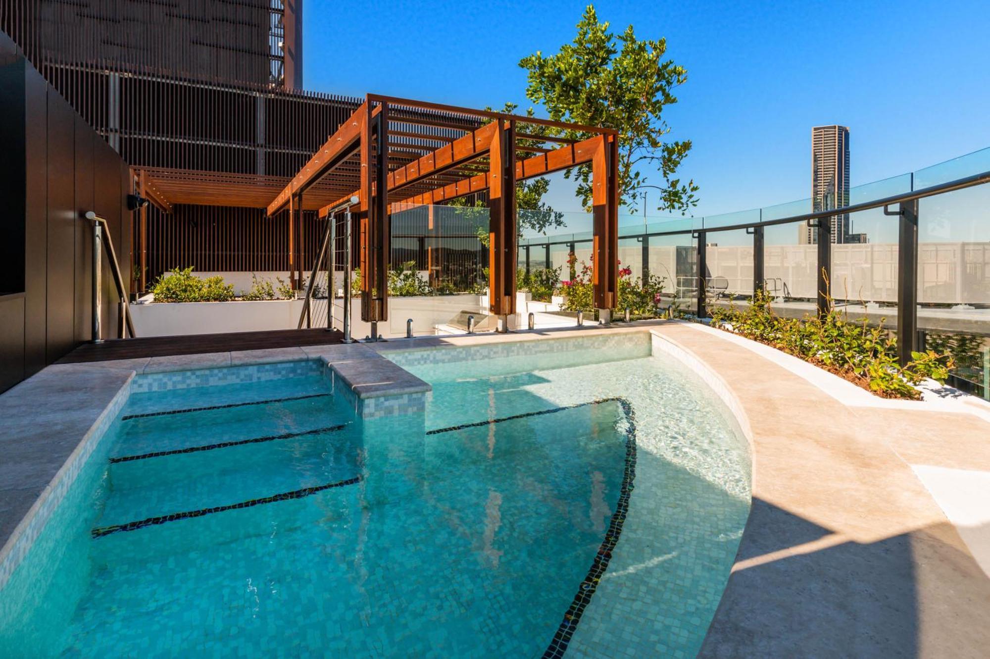Fv By Peppers Aparthotel Brisbane Ngoại thất bức ảnh The rooftop pool at the Emporium Hotel South Bank