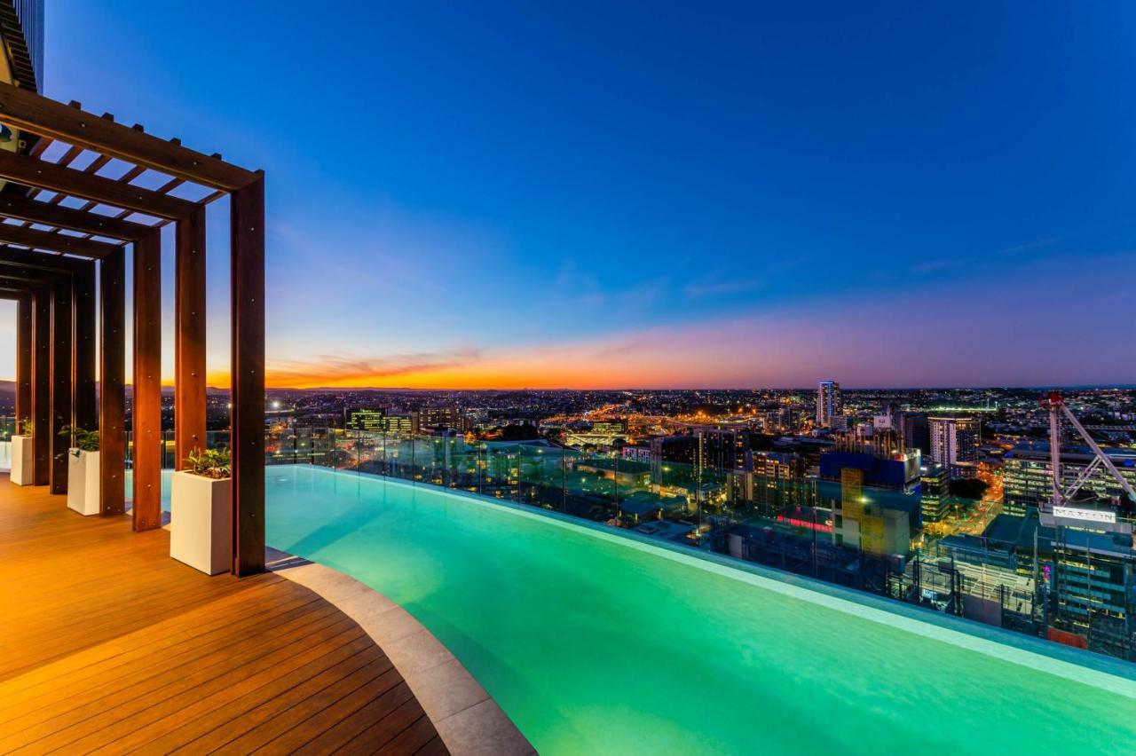 Fv By Peppers Aparthotel Brisbane Ngoại thất bức ảnh Infinity pool at the rooftop of the hotel